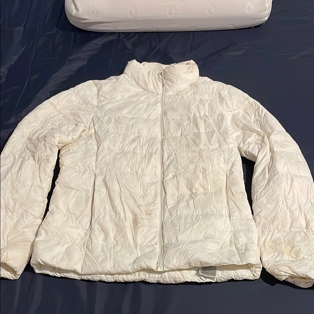 Uniqlo White Puffer Jacket with Quilted Design